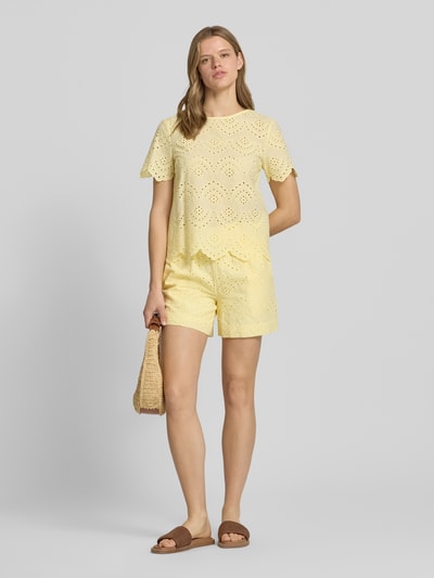 Frauenmodel trägt Regular Fit Blusenshirt aus reiner Baumwolle Modell 'VILDE' von Pieces in Unifarben Popeline, Kurzarm, Ganzkörperansicht von vorne.