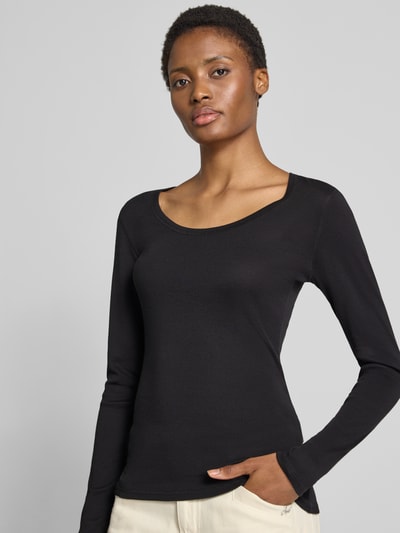 Vrouwenmodel draagt zwart shirt met lange mouwen van mix van katoen en modal, Slim Fit Langarmshirt aus Baumwoll-Modal-Mix Modell 'Sorana' van OPUS, Dames, Nahaufnahme bovenlichaam