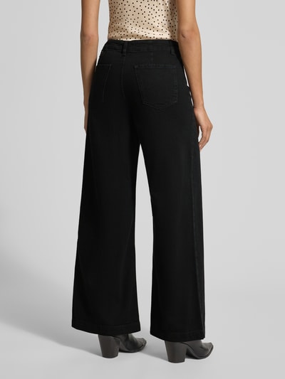 Frauenmodel trägt Wide Leg Jeans mit Eingrifftaschen Modell 'LIA' von Mango in Schwarz, reine Baumwolle, Ganzkörperansicht Rückansicht.