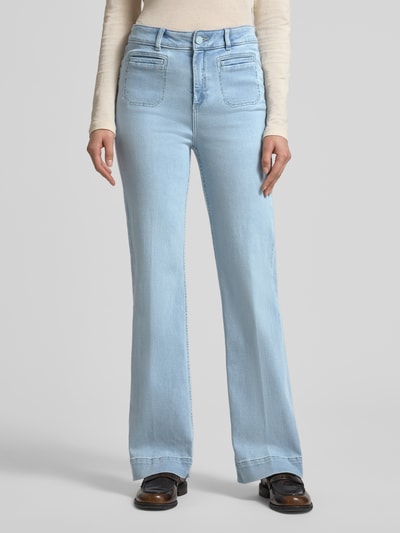 Frauenmodel trägt Wide Leg Jeans mit Eingrifftaschen von Christian Berg Woman in hellem Blau, Baumwoll-Mix mit Stretch, Ganzkörperansicht von vorne.