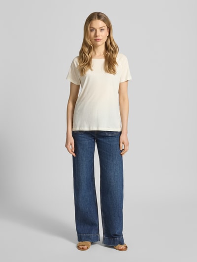 Vrouwenmodel draagt T-shirt met U-Boot-hals model 'LALOOM' van American Vintage in wit, relaxed fit van puur katoen, volledige lichaamsaanzicht van voren.