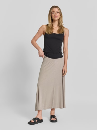 Frauenmodel trägt Loose Fit Midi-Rock aus Lyocell-Baumwoll-Mix Modell 'ILENIAA LARAA' von Armedangels in Beige, Damen, Ganzkörperansicht von vorne.