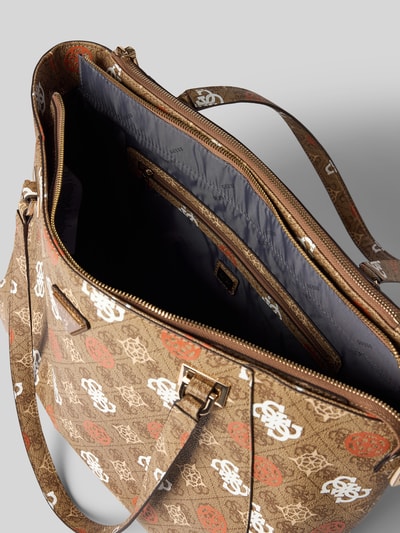 Produktfoto, Shopper mit Logo-Muster Modell 'ELIETTE' von Guess, braune Oberfläche, goldene Details, Hauptfach mit Reißverschluss, Tragehenkel und Schulterriemen, sichtbare Struktur, Maße 47x34x14 cm, Innenfutter grau