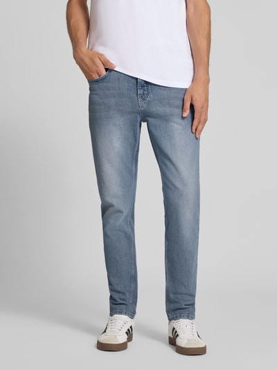 Männermodel trägt Tapered Fit Jeans aus Baumwoll-Mix von Marc O'Polo Denim in hellem Blau mit dezenter Waschung, Ganzkörperansicht von vorne, Herren Tapered Fit Jeans von Marc O'Polo Denim