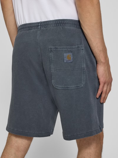 Männermodel trägt Regular Fit Shorts mit elastischem Bund Modell 'Harper' von Carhartt Work In Progress in Dunkelblau, reine gewachste Baumwolle, Rückansicht Nahaufnahme Oberschenkel.