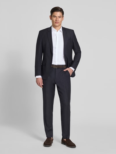 Männermodel trägt Businesshemd aus Baumwoll-Mix Modell 'H-JOE-K-C1' von BOSS, Optik:Allover-Muster, Ganzkörperansicht von vorne.
