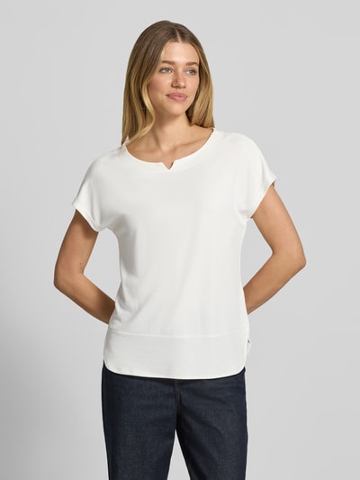 Frauenmodel trägt Regular Fit T-Shirt aus Modal-Mix von Tom Tailor, Damen T-Shirt, Optik: Unifarben, Label-Applikation, Rundhals, Ärmelform: Kurzarm, Materialverarbeitung: Jersey, Ganzkörperansicht von vorne.