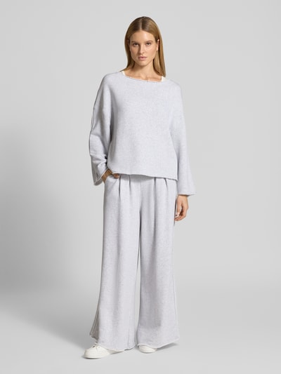 Frauenmodel trägt Relaxed Fit Sweatshirt aus Baumwoll-Mix Modell 'C_ENELY' von BOSS Orange in Melange-Optik mit Frottee-Details, Label-Stitching, U-Ausschnitt, Langarm, offene Kanten, Sweat-Materialverarbeitung, Ganzkörperansicht von vorne.