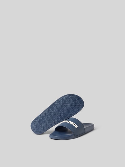 Produktfoto, Slides mit Label-Detail von Dsquared2 in Dunkelblau mit glatter Sohle, abgerundeter Form und offener Ferse, Herren, Absatzhöhe 3 cm bei Größe 45