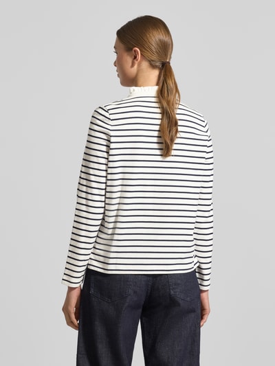 Frauenmodel trägt Longsleeve mit Knopfleiste und Rüschen von Christian Berg Woman aus reine Baumwolle im Regular-Fit mit Stehkragen, Rückansicht.