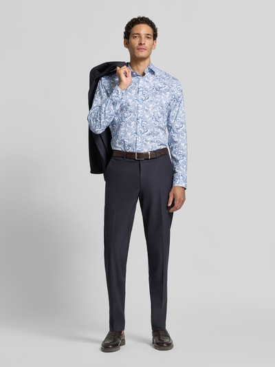 Männermodel trägt Modern Fit Businesshemd aus reiner Baumwolle von OLYMP, hellblau mit floralem Muster, Ganzkörperansicht von vorne, Herren Businesshemd von OLYMP.