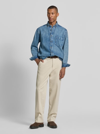 Männermodel trägt Regular Fit Jeansjacke aus reiner Baumwolle Modell 'LAMBEY BO FLEAK' von BOSS Orange in Denim-Optik, Ganzkörperansicht von vorne.