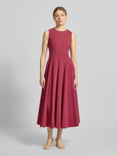 Vrouwenmodel draagt Midikleid mit Rundhalsausschnitt van Jake*s Collection in donkerroze, katoenmix, uitlopend model, mouwloos design, ritssluiting achter, ruglengte maat 36 127 cm, borstwijdte maat 36 41 cm, full-body vooraanzicht.