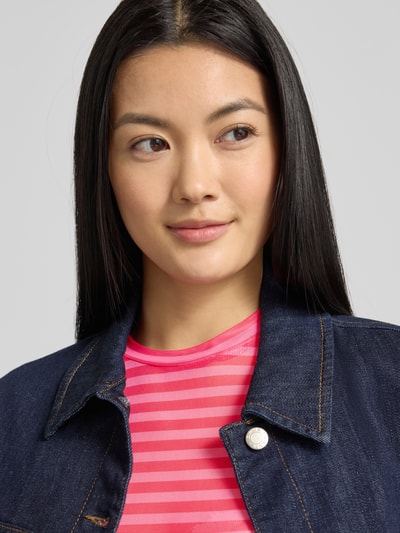 Frauenmodel trägt Longsleeve mit geripptem Rundhalsausschnitt Modell 'Irie' von LOLLYS LAUNDRY, Material-Mix mit Stretch-Anteil, Nahaufnahme Oberkörper.
