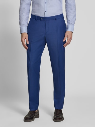 Männermodel trägt Straight Fit Hose aus Schurwoll-Mix von bugatti, leuchtend blau, Bundfalten, Gesäßtaschen, Vorderansicht, Nahaufnahme Oberkörper.