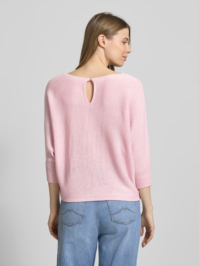 Frauenmodel trägt Strickpullover mit 3/4-Arm von More & More in Rosa, lockere Passform, dezent melierte Textur, Ganzkörperansicht Rückansicht.