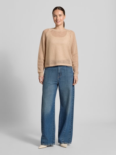 Frauenmodel trägt Strickpullover mit Kaschmir-Anteil von Luisa Cerano, beige, Lochmuster, Oversized, Rundhals, Baumwoll-Kaschmir, Ganzkörperansicht von vorne.