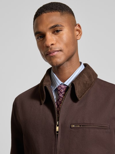 Männermodel trägt Regular Fit Jacke mit Umlegekragen von MCNEAL aus brauner Baumwolle, sichtbare Brusttasche, Nahaufnahme Oberkörper.