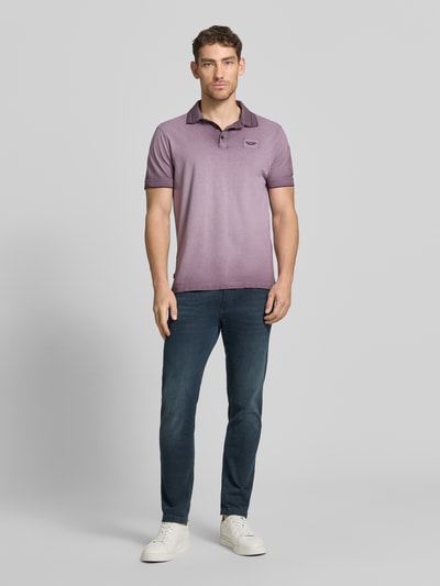 Männermodel trägt Regular Fit Poloshirt mit Label-Stitching von PME Legend in Lila, Reine Baumwolle, Knopfleiste; Ganzkörperansicht von vorne. Rückenlänge bei Größe M: 72 cm.