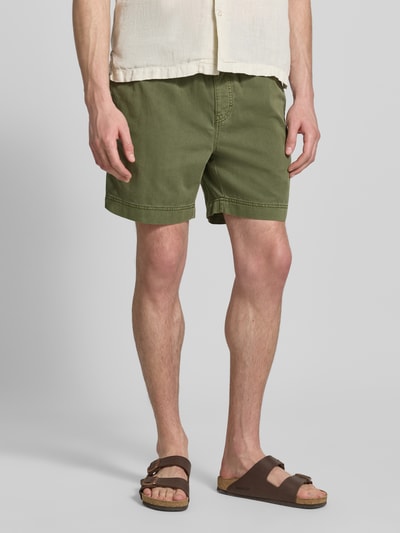 Männermodel trägt Regular Fit Shorts mit elastischem Bund Modell 'SUNFADED' von Gant aus Reine Baumwolle in Olive, Ganzkörperansicht von vorne.