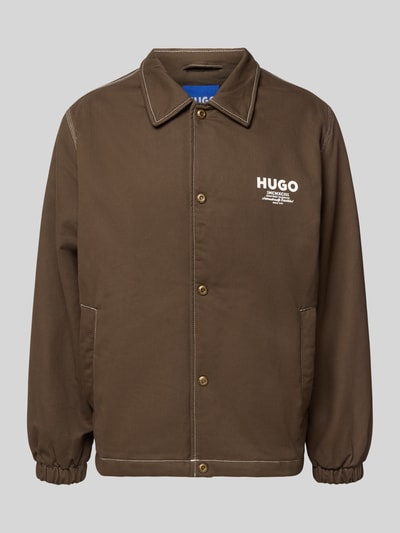 Produktfoto, Regular Fit Blouson aus reiner Baumwolle Modell 'BIYO2611' von Hugo Blue, efekt: jednolity kolor, brązowy, zatrzaski, wykładany kołnierz, logo, szwy w kontrastowym kolorze, długi rękaw, elastyczne zakończenia, tunel na dole, wpuszczane kieszenie, materiał: bawełna.