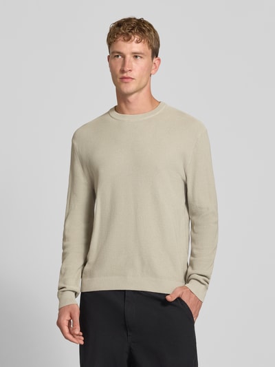 Männermodel trägt Regular Fit Pullover aus reiner Baumwolle Modell 'TONY' von ONLY in Beige, strukturierte Oberfläche, Ganzkörperansicht von vorne, Herren Pullover von ONLY & SONS.