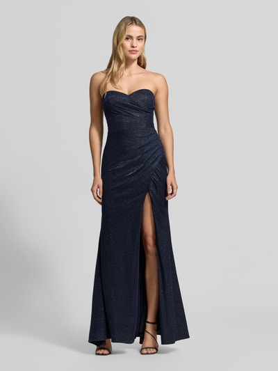 Frauenmodel trägt Abendkleid im Off-Shoulder-Look mit Gehschlitz von LUXUAR FASHION, figurbetont, dunkelblau, Ganzkörperansicht von vorne.