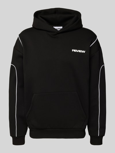 Produktfoto, Hoodie mit Logo und Känguru-Tasche von REVIEW, czarny bawełniany krój regular fit z białymi akcentami, logo, kieszeń typu kangur, długość tyłu w rozmiarze M: 71 cm, długość rękawa w rozmiarze M: 67 cm, tekstura miękka