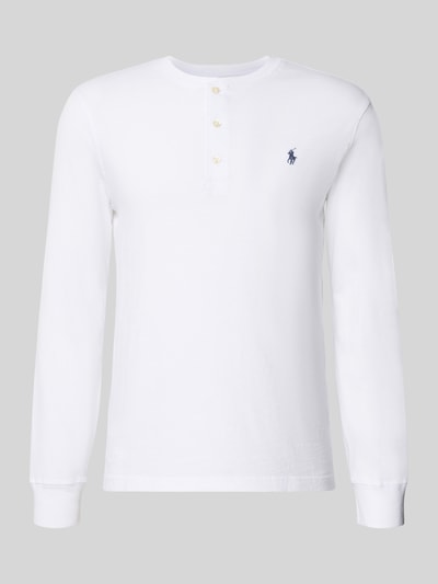 Produktfoto, weißes Regular Fit Langarmshirt aus reiner Baumwolle von Polo Ralph Lauren, glatte Struktur, neutrale graue Fläche im Hintergrund