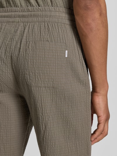 Männermodel trägt Shorts mit elastischem Bund und Strukturmuster von Lindbergh aus Baumwoll-Mix mit Stretch-Anteil, Detailaufnahme.