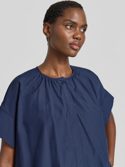 Frauenmodel trägt Regular Fit Bluse aus reiner Baumwolle von Weekend Max Mara in Dunkelblau, unifarben, mit Mao-Kragen, Nahaufnahme Oberkörper.