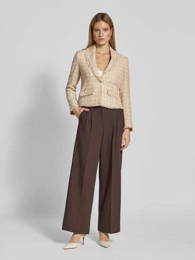 Frauenmodel trägt Regular Fit Blazer mit Fransen Modell 'Julice' von JOOP!, beigefarbene Textur, Pattentaschen, Knopfverschluss, Ganzkörperansicht von vorne.