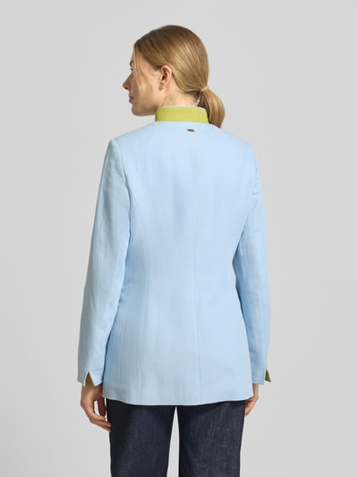Vrouwenmodel draagt Slim Fit Blazer aus Leinen-Baumwoll-Mix van WHITE LABEL in lichtblauw, opgestikte zakken, staande kraag, knoopsluiting, ruglengte 71 cm, borstwijdte 44 cm, mouwlengte 64 cm, volledige rugaanzicht.