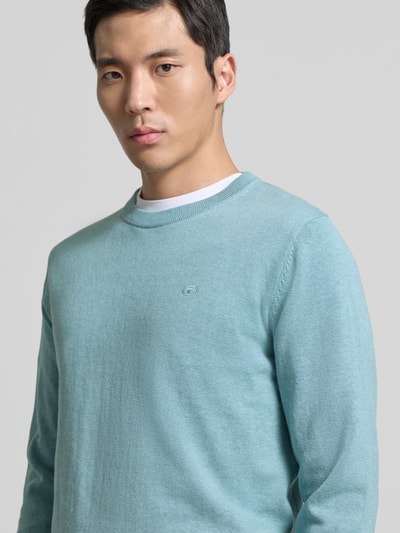Männermodel trägt Regular Fit Strickpullover aus reiner Baumwolle von Tom Tailor in unifarbener Melange-Optik mit Rundhals, Nahaufnahme Oberkörper