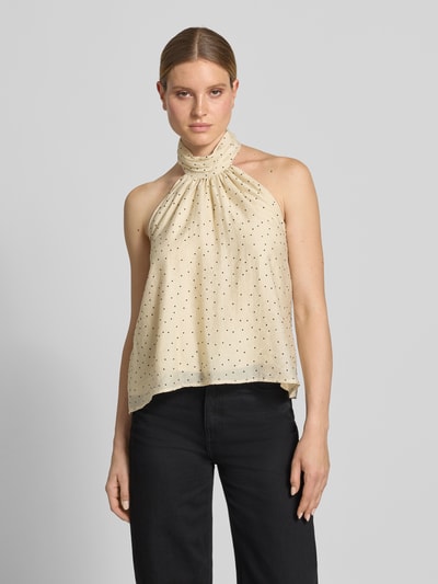 Frauenmodel trägt Blusentop mit Stehkragen Modell 'Hally' von My Essential Wardrobe, Lyocell-Mix mit Viskose-Anteil, Regular-Fit, Allover-Look, Rückenlänge bei Größe 36: 33 cm, cremefarben mit schwarzen Punkten, Ganzkörperansicht von vorne.