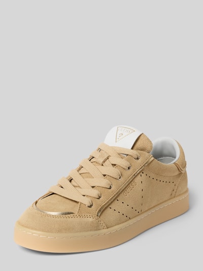 Produktfoto, Sneaker aus Leder-Mix mit Logo-Prägung Modell 'Hell' von Guess für Damen, beige mit glatter Sohle, abgerundete Passform, Absatzhöhe 3 cm, Schafthöhe 7 cm, Schaftweite 9 cm, matte und glatte Textur.