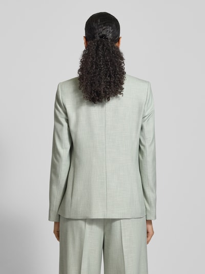 Frauenmodel trägt Regular Fit Blazer aus Viskose-Mix mit Reverskragen von Comma, hellgrün, Pattentaschen, 2-Knopfleiste, Rückenlänge 69 cm, Brustweite 43 cm, Ärmellänge 62 cm, Ganzkörperansicht Rückansicht.