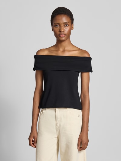 Frauenmodel trägt Blusenshirt im Off-Shoulder-Design von MORE & MORE in Schwarz aus Modal-Elasthan-Mix, gerade Passform, Ganzkörperansicht von vorne.