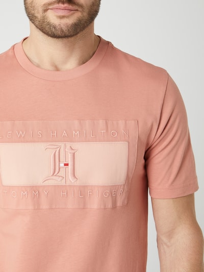 Tommy Hilfiger TOMMY x LEWIS T-Shirt aus Organic Cotton  Pink 3