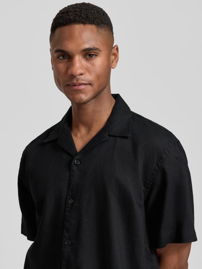 Männermodel trägt schwarzes Relaxed Fit Freizeithemd aus Leinen-Baumwoll-Mix Modell 'RLXCLAY' von HUGO, Nahaufnahme Oberkörper