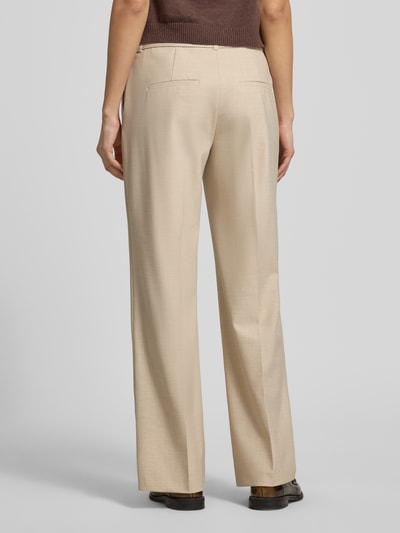 Frauenmodel trägt Wide Leg Stoffhose mit Viskose-Anteil von s.Oliver BLACK LABEL in Melange-Optik mit angedeuteten Gesäßtaschen, Ganzkörperansicht Rückansicht.
