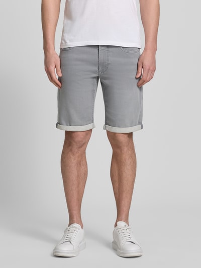 Männermodel trägt Bermudas in Denim-Optik mit Eingrifftaschen von MAC, grauer Baumwoll-Elasthan-Mix, Regular-Fit, Used-Look, Umschlag, Ganzkörperansicht von vorne.