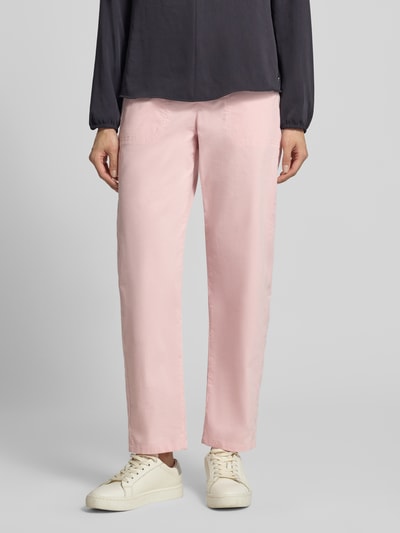 Kobiece model nosi spodnie Straight Fit Hose aus Baumwoll-Mix od Marc Cain w kolorze jasnoróżowym, imitacja sztruksu, wpuszczane kieszenie i kieszenie z tyłu, zapięcie na guzik i zamek błyskawiczny, szerokość w rozmiarze 36: 38 cm, długość wewnętrzna nogawki 71 cm, mieszanka bawełny, widok całej sylwetki z przodu.