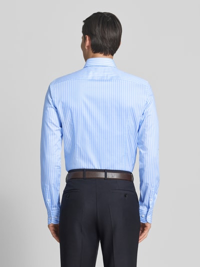 Männermodel trägt Slim Fit Businesshemd mit extra langem Arm Modell 'H-HANK' von BOSS, Optik:Allover-Muster, Passform: Slim-Fit, Haifischkragen, durchgehend Knopfleiste, Muster: gestreift, Label-Applikation, Ärmelform: extra lang, Sportmanschetten, Material: Baumwoll-Mix, Ganzkörperansicht Rückansicht.