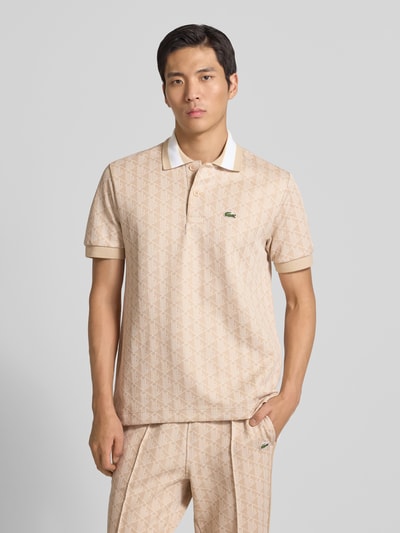 Männermodel trägt Regular Fit Poloshirt mit Baumwoll-Anteil von Lacoste in Optik:Unifarben mit Allover-Muster, Ganzkörperansicht von vorne.