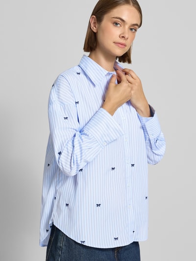 Frauenmodel trägt Regular Fit Hemdbluse mit Allover-Muster Modell 'OREGON' von ONLY, helle Farben, Streifen und dezentes Muster, Nahaufnahme Oberkörper, Damen Hemdbluse von ONLY.