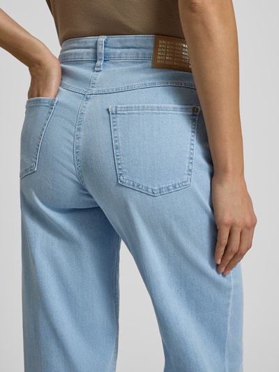 Frauenmodel trägt Wide Fit Jeans mit 5-Pocket-Design von MAC in Hellblau, Baumwoll-Mix, Lockerer-Schnitt, Nahaufnahme Rückansicht.