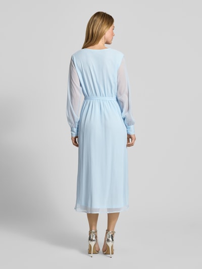 Frauenmodel trägt Midikleid mit Taillenband Modell 'FALIA' von Vila in Hellblau, langärmelig, semitransparente Optik, blickdichter Unterrock, Rückenlänge 127 cm, Brustweite 47 cm, Ärmellänge 66 cm, Ganzkörperansicht Rückansicht.