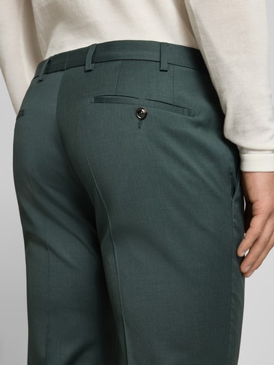 Männermodel trägt Slim Fit Anzughose mit Bügelfalten Modell 'Move Apollo' von DIGEL, Schurwoll-Elasthan-Mix, Gesäßtaschen, Detailaufnahme Rückansicht.
