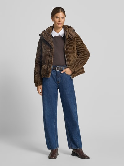 Frauenmodel trägt Jacke mit Label-Patch und Kapuze Modell 'NADEGE' von Save The Duck, braun, gerader Schnitt, Ganzkörperansicht von vorne. Damen Jacke mit Tunnelzugkapuze, Zweiwege-Reiß- und Druckknopfverschluss, seitliche Eingrifftaschen, Maße bei Größe S: Rückenlänge 48 cm, Schulterbreite 34 cm, Brustweite 50 cm, Ärmellänge 62 cm.